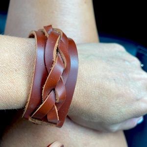Nice adjustable bracelet. Goes with everything.